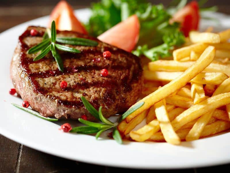 Gli alimenti che potrebbero causare il cancro: quali sono?