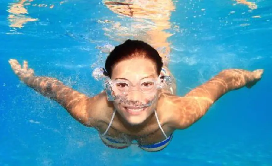 Dimagrire con il nuoto: gli stili e gli esercizi migliori